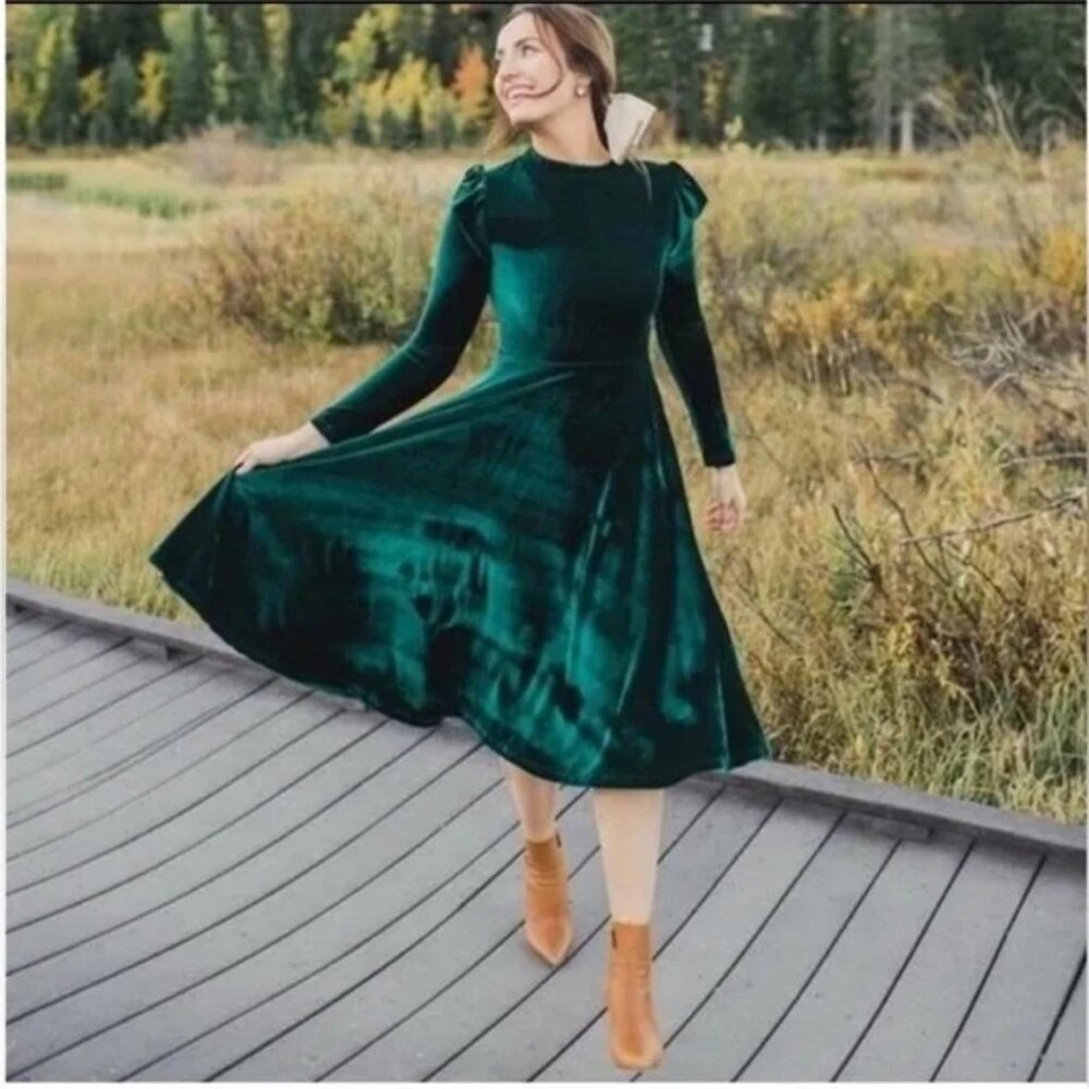 Ivy City La La Lady Velvet Midi Dress in Emerald 1X